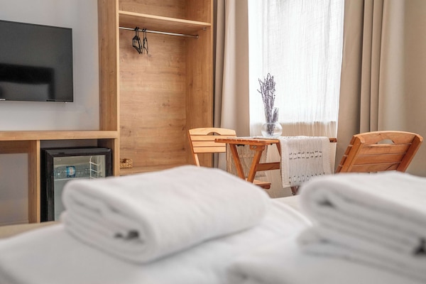 Comfort kamer, Meerdere bedden, niet-roken, uitzicht op de stad | Woonruimte | Een 42-inch smart-tv met digitale zenders en televisie