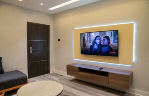Suite Exécutive | Coin séjour | TV connectée de 55 pouces avec chaînes par câble, télévision, Netflix