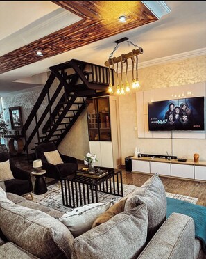 城市公寓, 2 间卧室, 城市景观 | 起居区 | 55-英寸智能电视（配备有线频道）、电视、Netflix