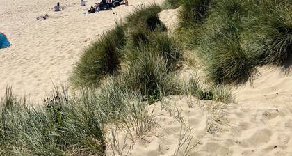 The Retreat - Large Stylish Boutique Apartment, 2 Mins From Beach.