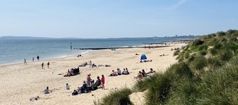 The Retreat - Large Stylish Boutique Apartment, 2 Mins From Beach.
