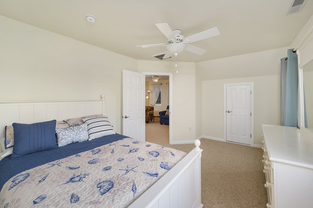 Spectacular Waterfront on the River! West Vrbo