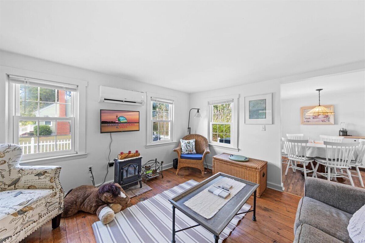 Wind and Surf - Great location close to the Beach!