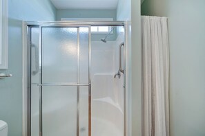 Shower, towels - Oyster Lane 103 by Seaside Vacations & Sales (Ocean City)