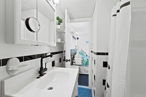 Shower, towels - Sunset East 202 by Seaside Vacations & Sales (Ocean City)