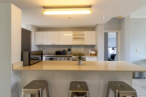 Apartment, 2 Bedrooms, Accessible, Smoking | Interior