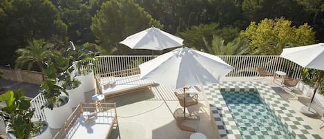 Piscine extérieure, parasols de plage, chaises longues