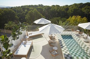 Outdoor pool, pool umbrellas, sun loungers