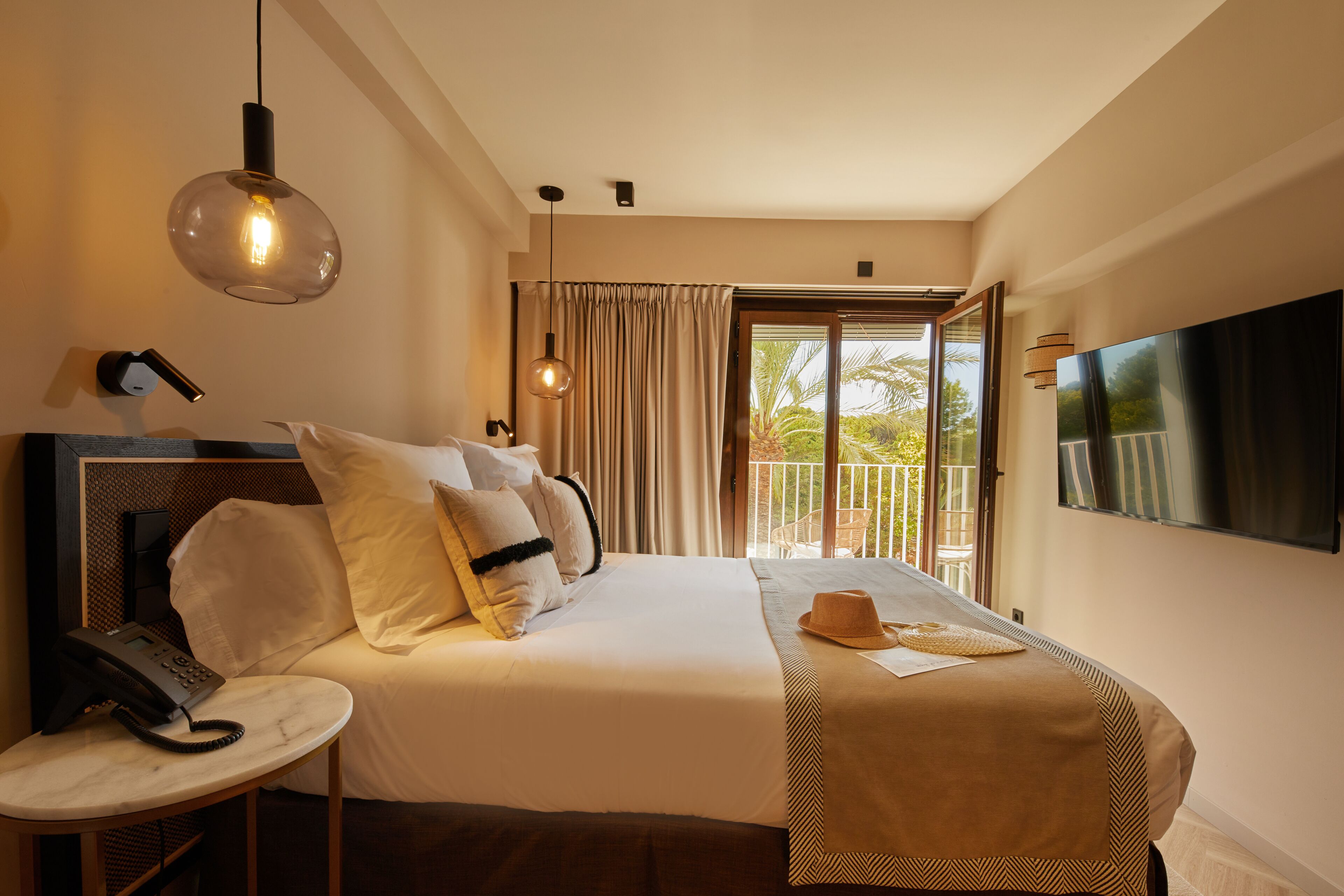 Junior suite, balkon, gedeeltelijk uitzicht op zee | 1 slaapkamer, luxe beddengoed, donzen dekbedden