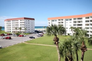 Condo, 2 Bedrooms | Property grounds