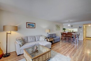 Condo, 2 Bedrooms | Living area