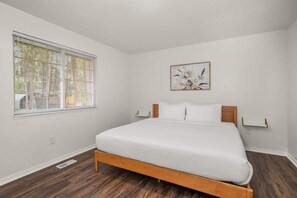 4 Schlafzimmer, Schreibtisch, Reisekinderbett, WLAN