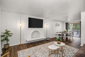 Televisión, chimenea y oficina 