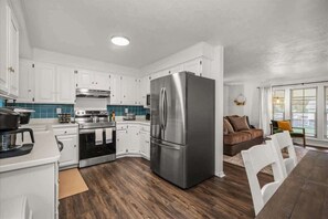 Refrigerador, microondas, horno y parrilla de estufa 