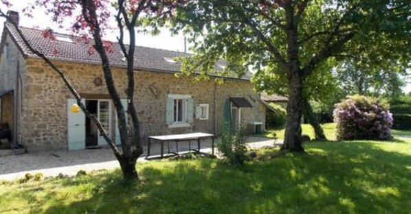 Exterior - Charming stone cottage in peaceful location with pool (Maisonnais-sur-Tardoire)