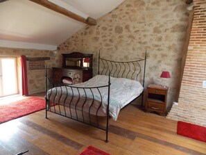 4 bedrooms, free WiFi, bed sheets - Charming stone cottage in peaceful location with pool (Maisonnais-sur-Tardoire)