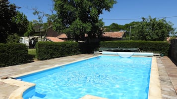Una piscina al aire libre, una piscina climatizada
