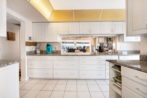 Apartamento, 3 quartos | Cozinha privada | Geladeira, micro-ondas, fogão, lava-louças