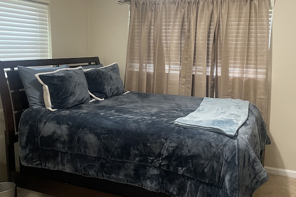 1 slaapkamer, een kluis op de kamer, een bureau