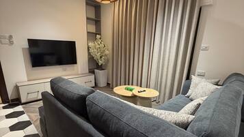 Apartment, 2 Bedrooms, Accessible, Smoking | Living room