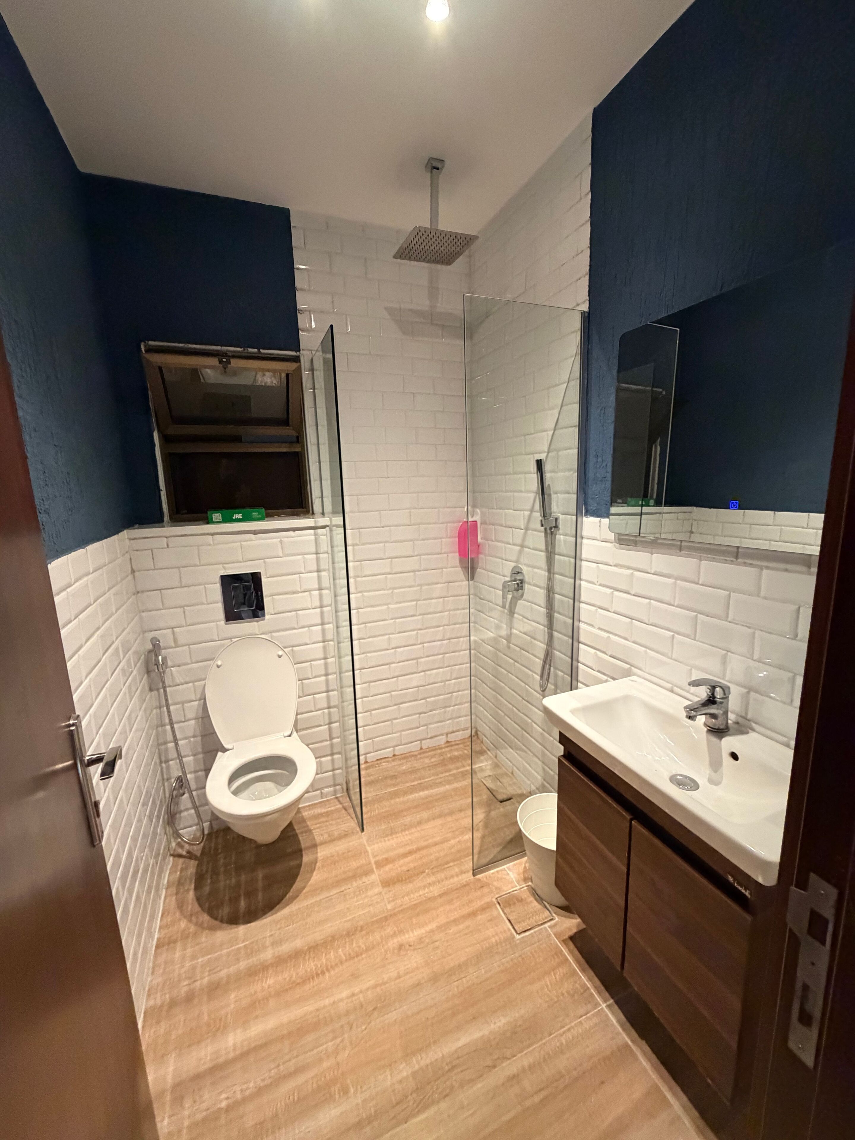 Un baño con inodoro, ducha y lavabo.