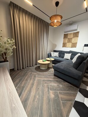 Apartment, 2 Bedrooms, Accessible, Smoking | Living area