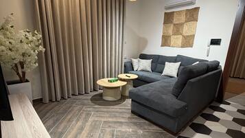 Apartment, 2 Bedrooms, Accessible, Smoking | Living room