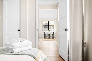 3 bedrooms, iron/ironing board, travel crib, WiFi - The Golden House | 1 Block to Main St (Golden)