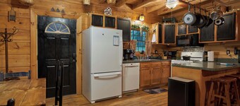 Secluded Log Home on 11 Forested Acres🌲🌲🌲 Jacuzzi🔥 Fire Pit🔥 Wood Stove🔥