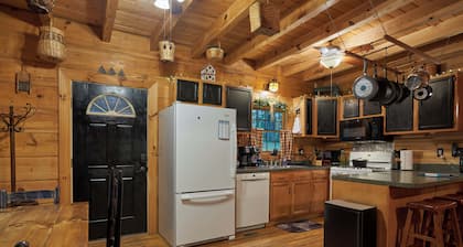 Secluded Log Home on 11 Forested Acres🌲🌲🌲 Jacuzzi🔥 Fire Pit🔥 Wood Stove🔥