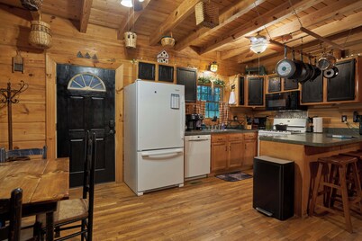 Secluded Log Home on 11 Forested Acres🌲🌲🌲 Jacuzzi🔥 Fire Pit🔥 Wood Stove🔥