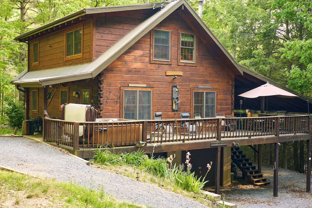 Secluded Log Home on 11 Forested Acres🌲🌲🌲 Jacuzzi🔥 Fire Pit🔥 Wood Stove🔥