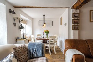 Televisión y chimenea 