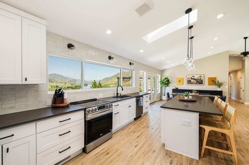 Columbia River View w/ heated pool & hot tub!