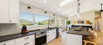 Columbia River View w/ heated pool & hot tub!