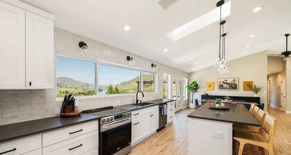 Columbia River View w/ heated pool & hot tub!