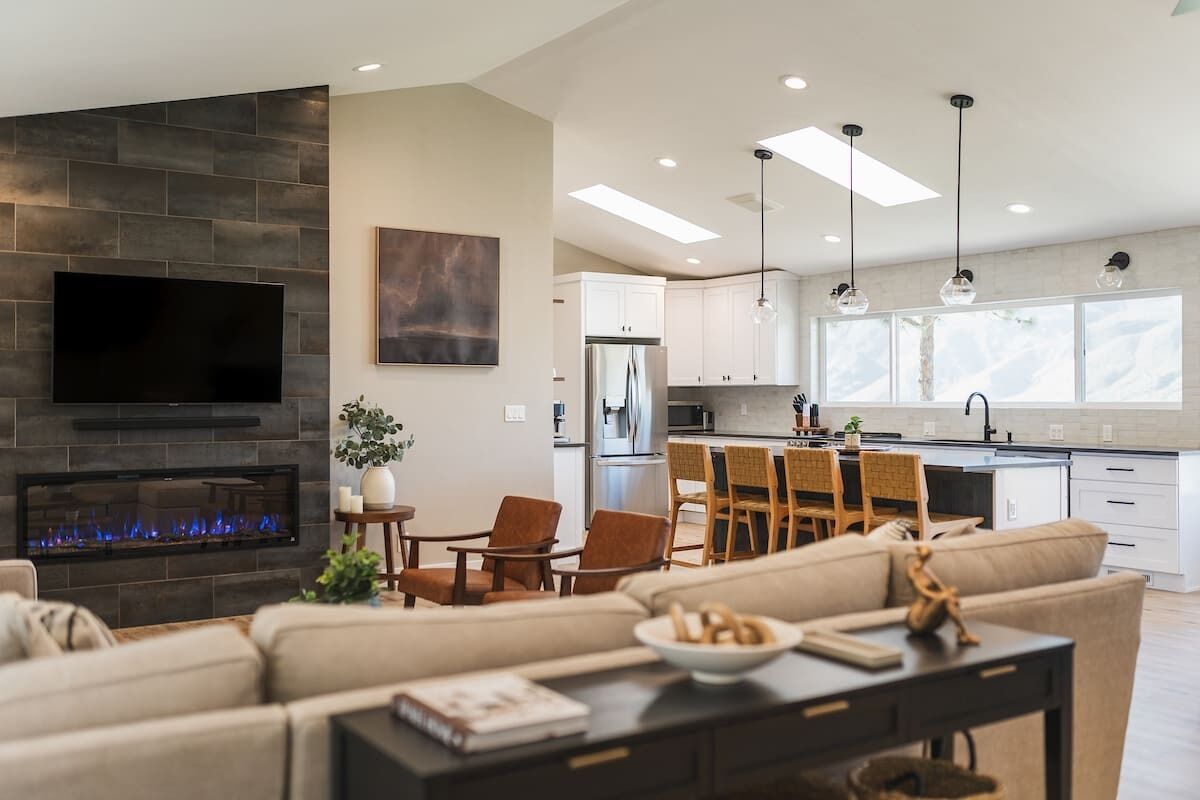 Columbia River View w/ huge yard, patio & hot tub!