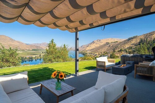 Columbia River View w/ heated pool & hot tub!