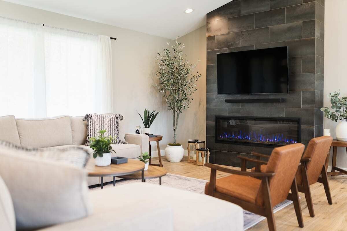 Columbia River View w/ huge yard, patio & hot tub!