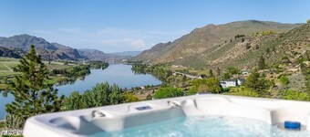Columbia River View w/ heated pool & hot tub!