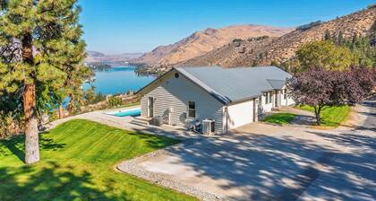 Columbia River View w/ heated pool & hot tub!
