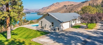 Columbia River View w/ heated pool & hot tub!