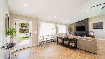 Télévision, cheminée, espaces bureaux