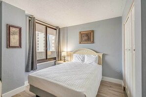 1 bedroom, iron/ironing board, WiFi, bed sheets - Balcony & Resort Amenities at Myrtle Beach Condo! (Myrtle Beach)