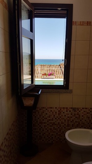 Dusche, Haartrockner, Bidet, Handtücher
