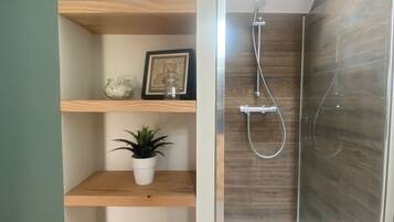 Een douche, een haardroger, zeep, shampoo