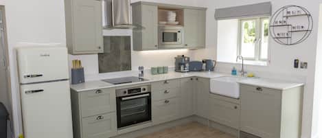 冷蔵庫、電子レンジ、オーブン、コンロ