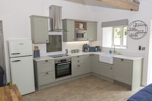 雪櫃、微波爐、焗爐、爐具