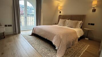 2 bedrooms, desk, iron/ironing board, travel cot