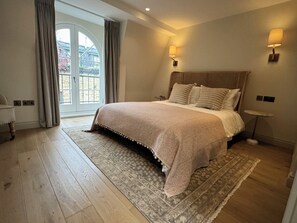 2 soverom, skrivebord, strykejern/-brett og reiseseng for barn